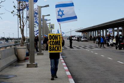 Manifestante en el aeropuerto de Ben Gurión, cerca de Tel Aviv, para tratar de impedir el viaje de Benjamín Netanyahu a Berlín, este miércoles.