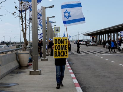 Manifestante en el aeropuerto de Ben Gurión, cerca de Tel Aviv, para tratar de impedir el viaje de Benjamín Netanyahu a Berlín, este miércoles.