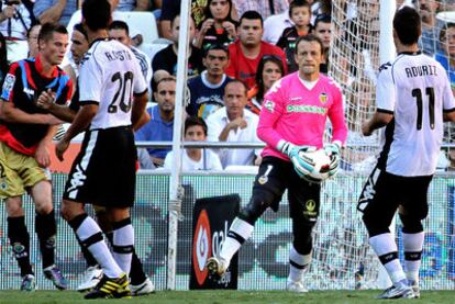 César atrapa el balón en presencia de su compañero Aduriz.