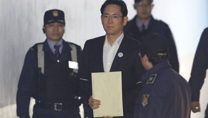 Lee Jae-Yong, en el centro, a su llegada ante el tribunal de apelación surcoreano.