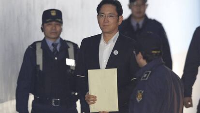 Lee Jae-Yong, en el centro, a su llegada ante el tribunal de apelaci&oacute;n surcoreano.