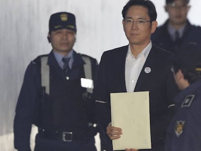 Lee Jae-Yong, en el centro, a su llegada ante el tribunal de apelaci&oacute;n surcoreano.