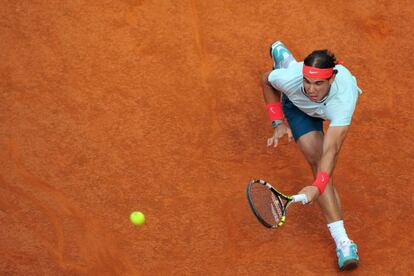 Rafael Nadal recupera una pelota ante Ferrer.