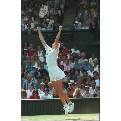 La tenista suiza Martina Hingis salta durante la final del Torneo de Wimbledon, que ganó contra Jana Novotna el 5 de julio de 1997.