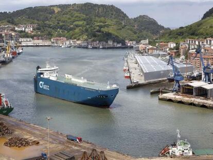 Un gran buque maniobra en el interior del Puerto de Pasaia.