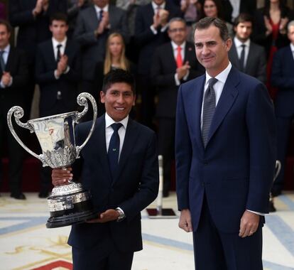 El ciclista colombiano Nairo Quintana, junto el Rey Felipe VI, tras recibir el trofeo Comunidad Iberoamericana.