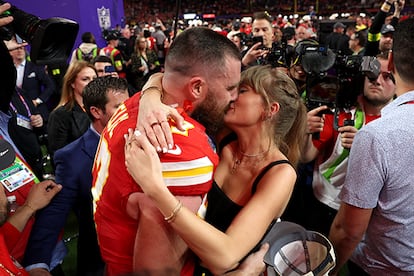Travis Kelce y Taylor Swift se besan tras la victoria de los Kansas City Chiefs en la Super Bowl de febrero de 2024, en Las Vegas.