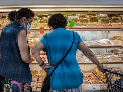 Dos mujeres se detienen frente a la sección de carnes en un supermecado de la Colonia Roma, en Ciudad de México, el 10 de junio de 2022.