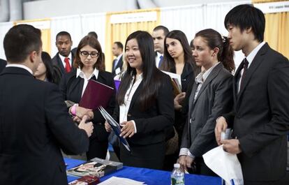 Estudiantes de EE UU participan en una feria de empleo organizada por Apple