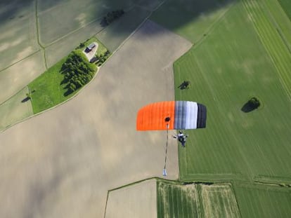 Un paracaidista planea sobre los campos que rodean la ciudad de Upsala, en Suecia. 