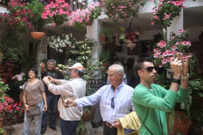 Visitantes en el patio del número 5 de la calle Parra, una de las viviendas que participa en el festival cordobés.