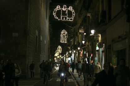 Els carrers del Raval, com el carrer de l'Hospital, tenen des d'aquest dijous un aspecte més festiu.