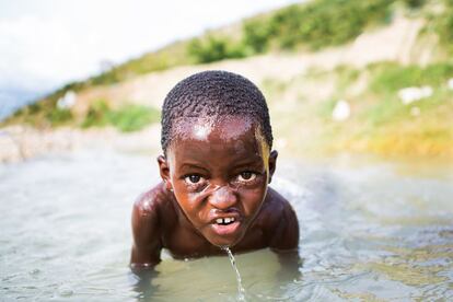 En 2013 tomé esta foto de un niño que juega en el río de la comunidad de Gariche Prince en Haití, donde trabaja la ONG TECHO con la que fui. Los niños haitianos son los más afectados por la falta de recursos de un país donde, según Unicef, el 22% de menores de cinco años sufre desnutrición crónica. Sin embargo, ellos son también la cara más amable del país, con sus sonrisas permanentes. El niño de la imagen tenía unas ganas tremendas de jugar; podría ser cualquier pequeño en una playa de Valencia puesto que su risa, las frases que intercambiaba con los amigos y sus gritos eran los mismos.