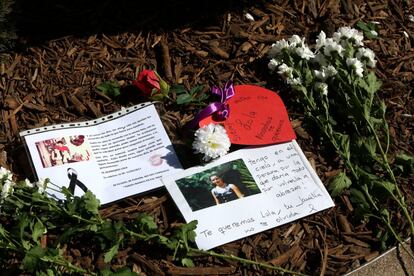 Flores y fotos a las víctimas del atentado junto al Bosque del Recuerdo del Parque del Retiro de Madrid.