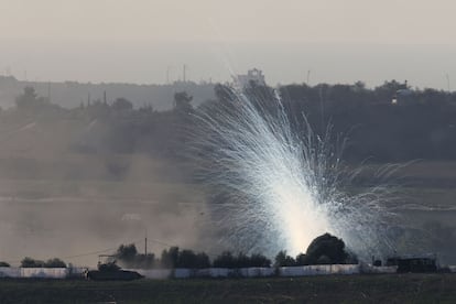 Una columna de humo tras un bombardeo israelí, en el norte de la Franja de Gaza.