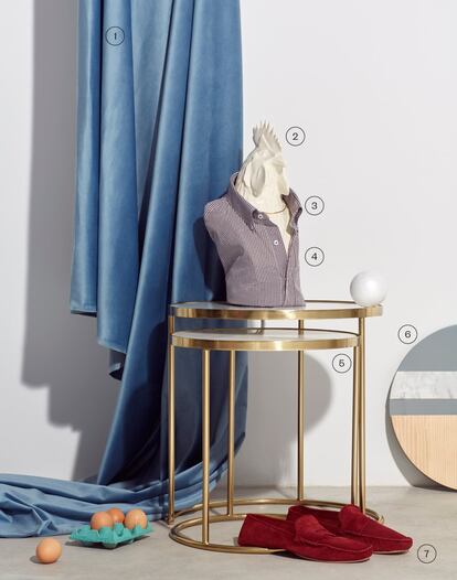 <b><p>Fantasía con cresta</b></p>
1. Tela de terciopelo azul de Gastón y Daniela (atrezo). 2. Busto de gallo de Hola Guille (175 euros). 3. Cadena roló ovalada de Aristocrazy (125 euros). 4. Camisa de cuadros vichí azul marino de Carolina Herrera (125 euros). 5. Mesa nido de mármol con base dorada de Zara Home (179 euros). 6. Espejo de pino y mármol de Carrara de Mixim para la concept store El Moderno (154 euros). 7. Mocasines burdeos de La Portegna (135 euros).