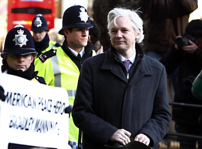 El fundador de Wikileaks llega al Tribunal Supremo en Londres para una audiencia el 2 de enero de 2012. 