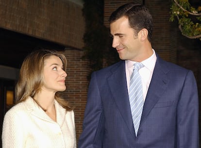 Letizia y Felipe posan ante las cámaras en el Palacio de la Zarzuela el 3 de noviembre de 2003, tres días antes de la ceremonia oficial de su compromiso matrimonial.