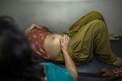 Nueva Delhi, India. Una médico de Save the Children le hace un chequeo a una embarazada en una de sus unidades móviles. Un 41% de mujeres del sureste asiático paren solas en casa sin asistencia profesional, según datos de la ONG.