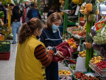 Personas compran frutas y verduras, en la plaza de mercado Paloquemao, en Bogotá, el 29 de Junio de 2022.