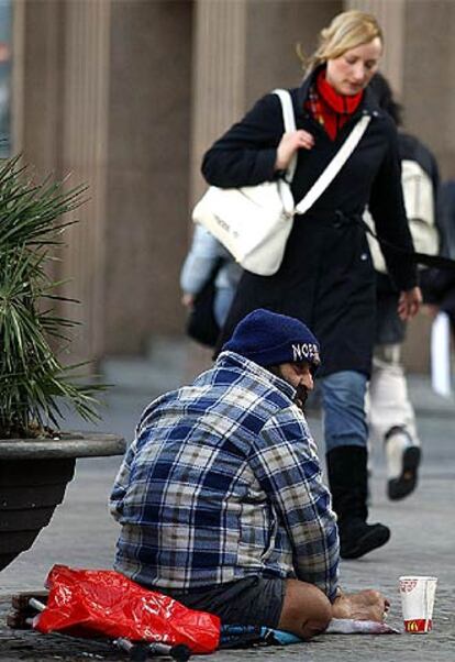 Un indigente, en la plaza de Cataluña de Barcelona.