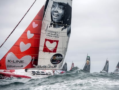 La británica Samantha Davies, a bordo del 'Initiatives Coeurs', durante la salida de la Vendée-Arctique, en Les Sables d'Olonne (Francia).