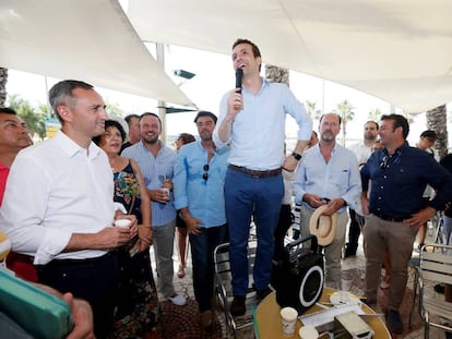 César Sánchez, a la izquierda, con camisa blanco, en un acto de apoyo a Pablo Casado, de pie en una silla, en las primarias del PP.