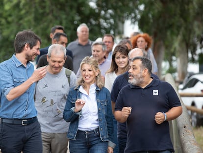 Yolanda Díaz, junto al nuevo portavoz de campaña de Sumar, Ernest Urtasun (izqda.), este miércoles, durante su visita a Doñana.