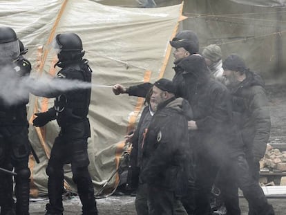 Manifestantes durante una protesta frente al Parlamento en Kiev (Ucrania).