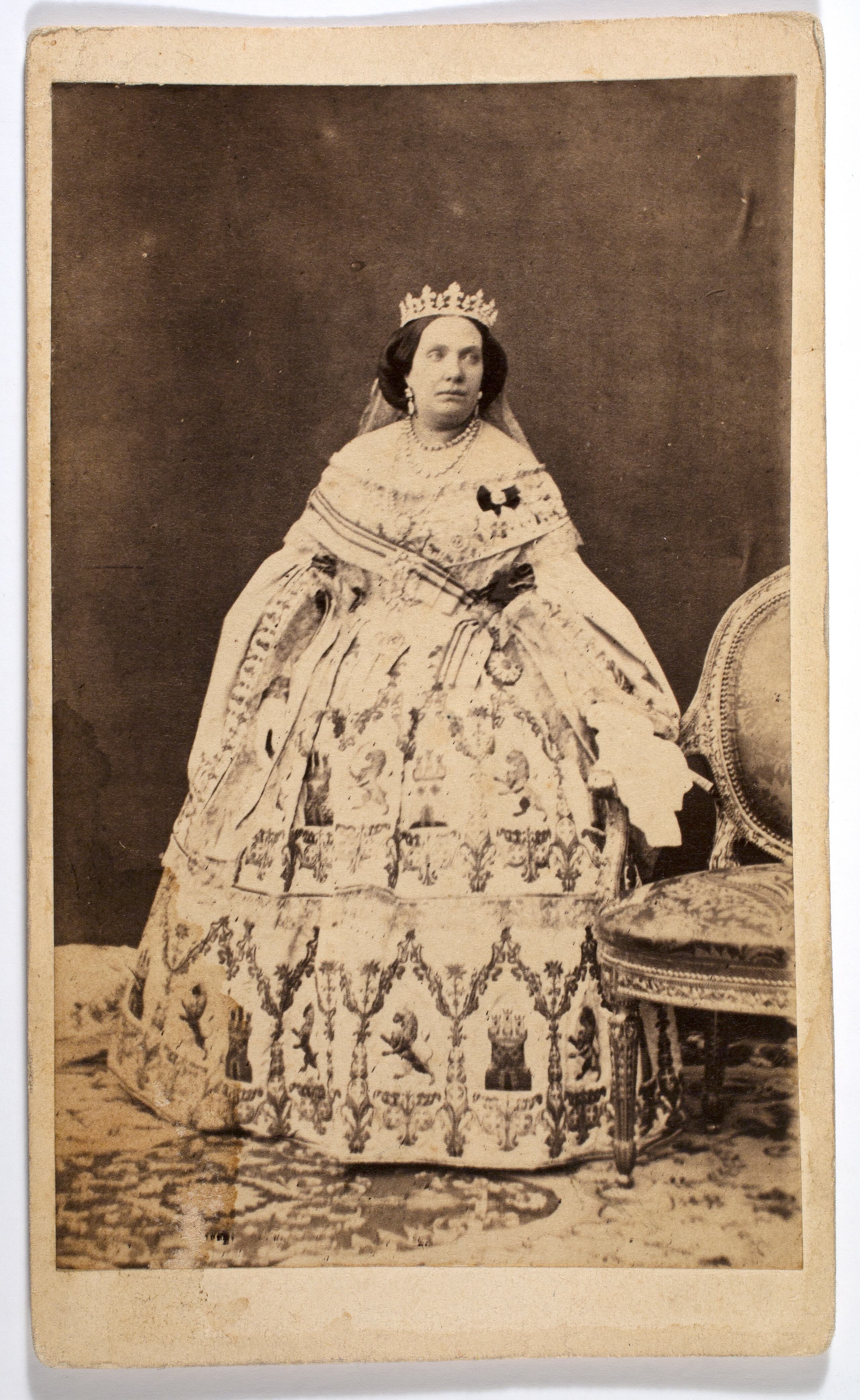Isabel II con un traje con figuras heráldicas españolas, hacia 1864. Estudio de Jean Laurent. Museo Nacional del Romanticismo.