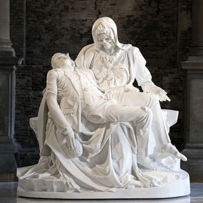 <i>Merciful dream (Pietà V),</i> escultura en mármol de Jan Fabre presentada en la 54ª Bienal de Venecia.