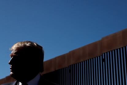 Donald Trump durante la visita la frontera México-Estados Unidos en Otay Mesa, California.