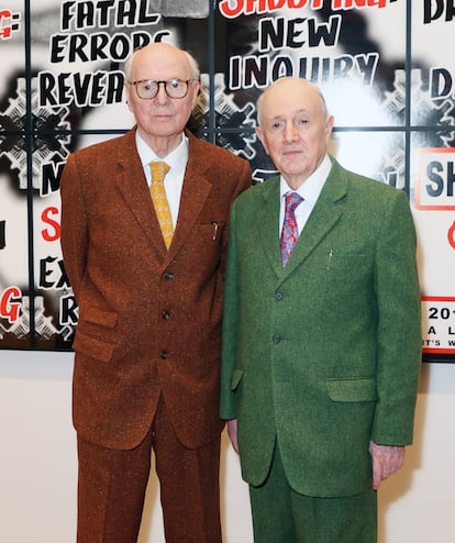 George Passmore y Gilbert Proesch, o a secas Gilbert & George, inventores del poder del dúo en el arte, en Londres en 2024.