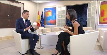 Pedro Sánchez entrevistado por Ana Pastor en 'El objetivo'. Curiosamente, uno de los temas más comentados en redes sociales ha sido el calzado del presidente.