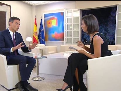 Pedro Sánchez entrevistado por Ana Pastor en 'El objetivo'. Curiosamente, uno de los temas más comentados en redes sociales ha sido el calzado del presidente.