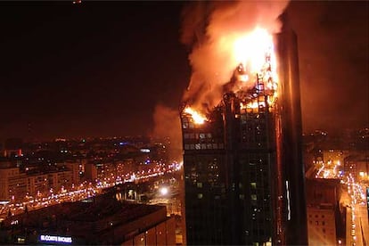 Las llamas devoran la estructura metálica del edificio Windsor, en el corazón del complejo Azca.