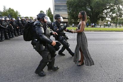 Uma mulher para diante da polícia durante uma manifestação em protesto contra a morte de Alton Sterling, um cidadão negro que foi baleado várias vezes depois de ser preso pela polícia em Baton Rouge, Louisiana (Estados Unidos), em 9 de julho de 2016.