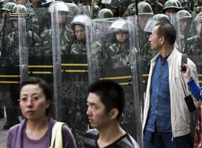 Agentes antidisturbios chinos montan guardia ayer en Urumqi, capital de la provincia de Xinjiang.