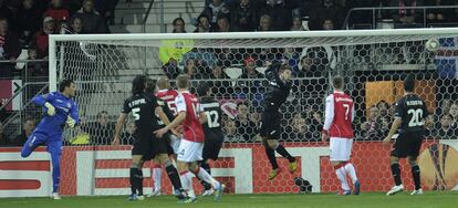 El jugador del AZ Alkmaar Brett Holman anota el segundo gol ante el Valencia.