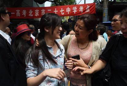Una estudiante de Pekín saluda a su madre una vez terminado el primer día de exámenes. Muchos padres se involucran enormemente en esta etapa que puede determinar el futuro de sus hijos. Varios han esperado a las puertas de los centros para conocer de primera mano las primeras impresiones.