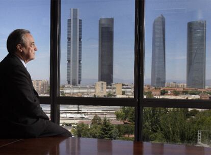 Florentino Pérez, en la sede de la constructora ACS que preside. Al fondo, las torres construidas en la antigua ciudad deportiva del Real Madrid.