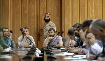 Guerrilleros de varias milicias libias, este lunes tras la reunión en Misrata para tratar un acuerdo de unidad nacional.