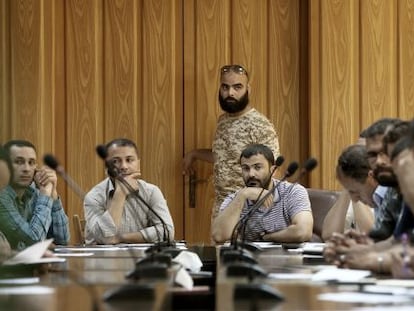 Guerrilleros de varias milicias libias, este lunes tras la reuni&oacute;n en Misrata para tratar un acuerdo de unidad nacional. 