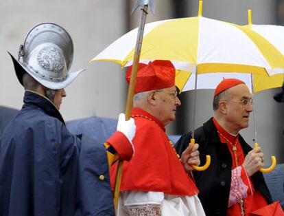 El secretario de Estado del Vaticanol, Tarcisio Bertone, y el cardenal Angelo Sodano a su llegada a la misa del Domingo de Resurrección que ha oficiado el papa Benedicto XVI