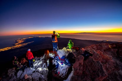 Un grupo de visitantes observa el amanecer desde la cima del Teide, el pasado marzo.