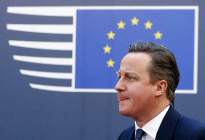 El primer ministro británico, David Cameron, a su llegada a la segunda jornada de la cumbre europea que se celebra en Bruselas (Bélgica). Los líderes de la Unión Europea (UE) prevén sellar hoy formalmente un acuerdo con el Reino Unido, a fin de asegurar su permanencia en el club comunitario de cara al referéndum británico.