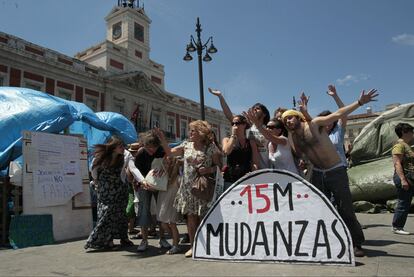 La comisión de Infraestructuras pide manos. A todo el que se acerca a ayudar le dan una camiseta con el eslógan "Mudanza 15-M".