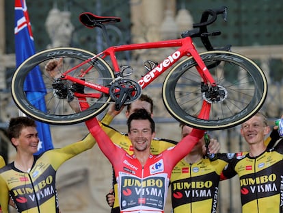 El ciclista esloveno Primoz Roglic celebra su triunfo en la Vuelta