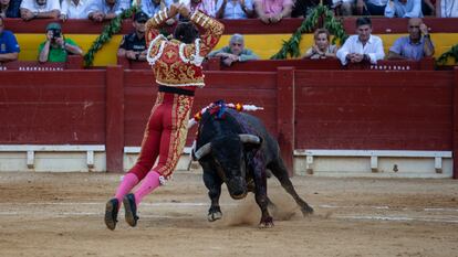 El diestro Manuel Escribano en la suerte de banderillas durante su faena en la corrida celebrada el lunes 24 de junio en la plaza de toros de Alicante, último festejo de la feria Les Fogueres de Sant Joan.