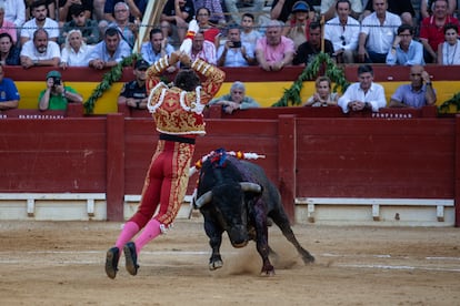 El diestro Manuel Escribano en la suerte de banderillas durante su faena en la corrida celebrada el lunes 24 de junio en la plaza de toros de Alicante, ltimo festejo de la feria Les Fogueres de Sant Joan.